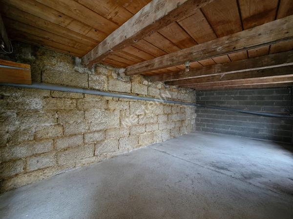 Maison en pierres située au coeur de Cousance, à proximité de toutes les commodités
