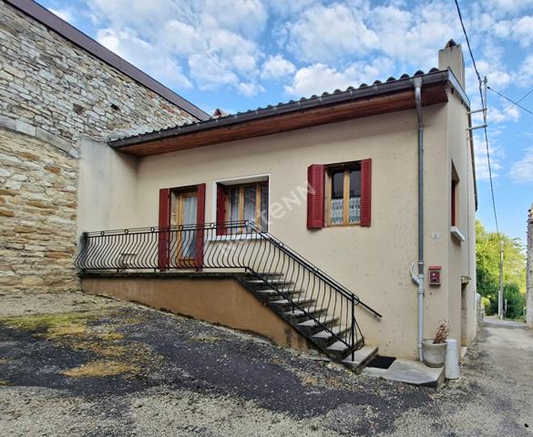 Maison en pierres située au coeur de Cousance, à proximité de toutes les commodités