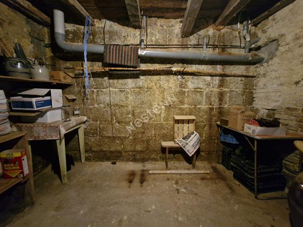 Maison en pierres située au coeur de Cousance, à proximité de toutes les commodités