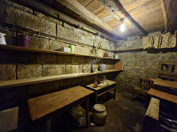 Maison en pierres située au coeur de Cousance, à proximité de toutes les commodités