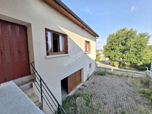 Maison en pierres située au coeur de Cousance, à proximité de toutes les commodités