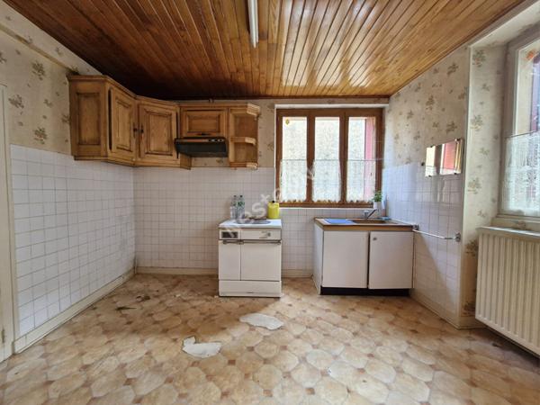 Maison en pierres située au coeur de Cousance, à proximité de toutes les commodités