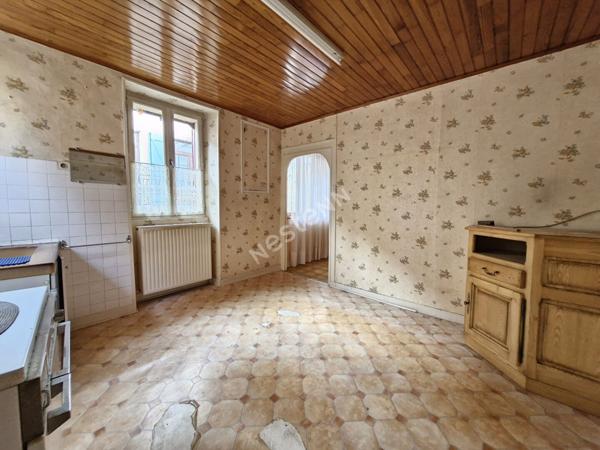 Maison en pierres située au coeur de Cousance, à proximité de toutes les commodités