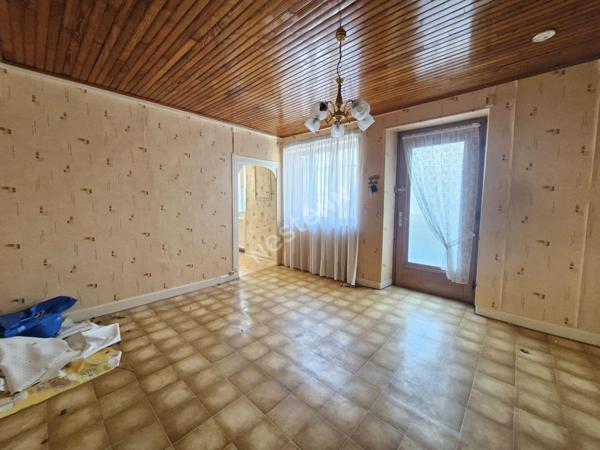 Maison en pierres située au coeur de Cousance, à proximité de toutes les commodités