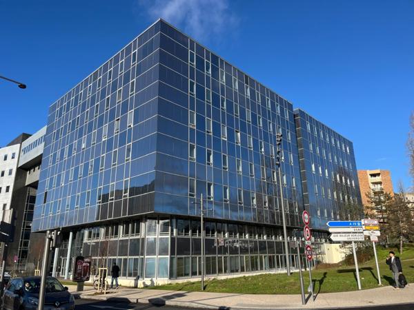 Bureaux à la location à Cergy dans immeuble rénové proche commerces