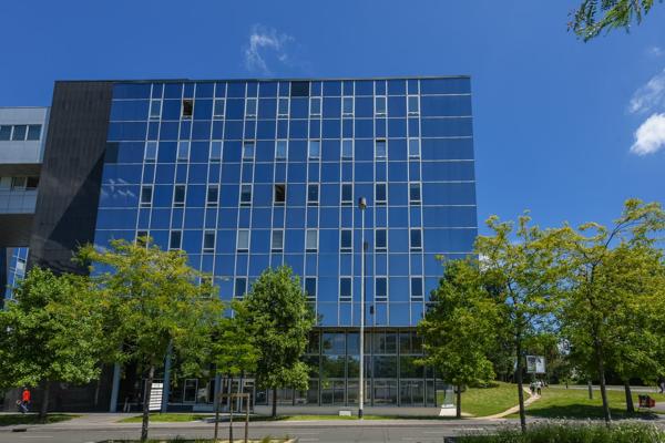 Bureaux à la location à Cergy dans immeuble rénové proche commerces