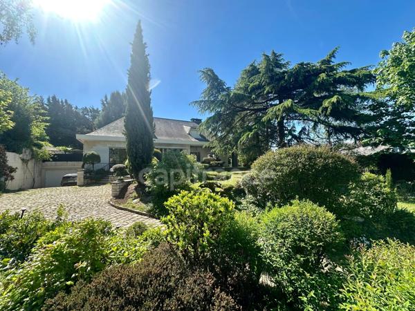 Propriete d'exception à vendre à SAUMUR (49400)  Panorama d'exception sur le château et la Loire - 328m² - 2278m²-piscine