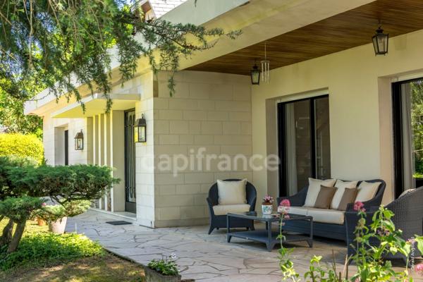 Propriete d'exception à vendre à SAUMUR (49400)  Panorama d'exception sur le château et la Loire - 328m² - 2278m²-piscine