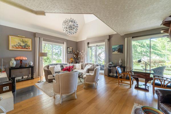 Propriete d'exception à vendre à SAUMUR (49400)  Panorama d'exception sur le château et la Loire - 328m² - 2278m²-piscine
