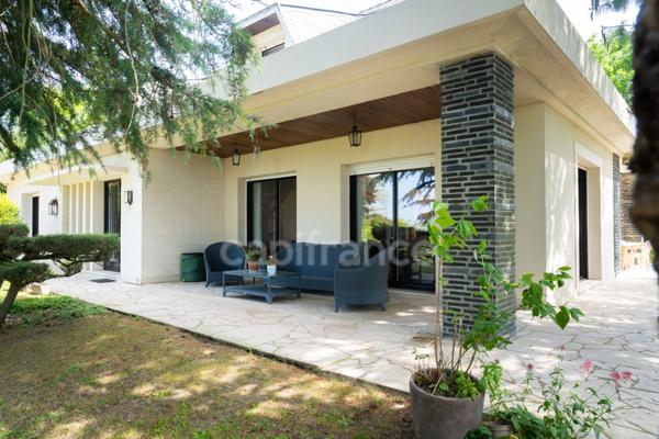 Propriete d'exception à vendre à SAUMUR (49400)  Panorama d'exception sur le château et la Loire - 328m² - 2278m²-piscine
