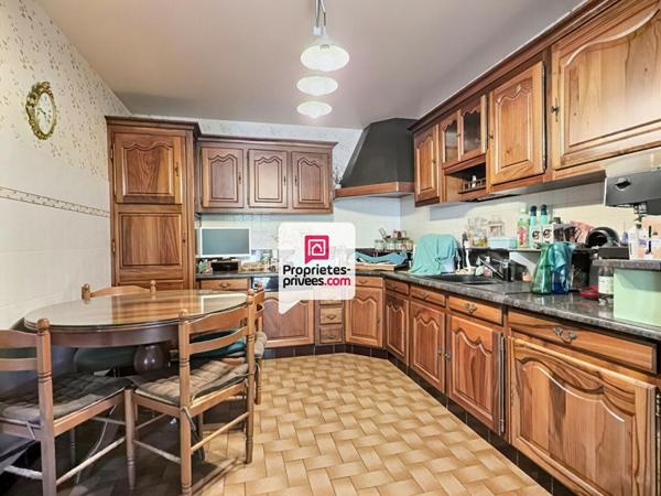 Maison T7/8  d'env. 151m² avec nombreuses dépendances près du bourg de COULOUNIEIX-CHAMIERS (24660)
