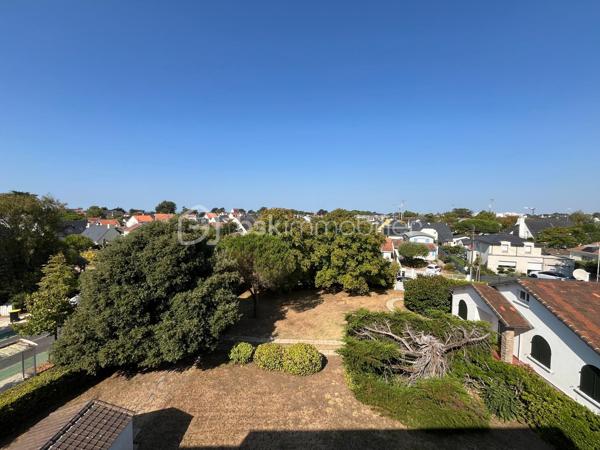 Très beau potentiel pour cet appartement lumineux de 76 m² situé au 3ème et dernier étage d'une petite copropriété bien entretenue.
Il se compose d'une entrée, séjour avec une belle terrasse de 8.45 m² salle à manger ouverte sur séjour, pouvant devenir une chambre, cuisine, 2 chambres, salle d'eau et WC.
EXPOSITION OUEST, APPERCU MER.
Une cave, un parking privatif extérieur complètent ce bien.
On a également 1 local à vélos en extérieur ainsi qu'un en intérieur.
La toiture terrasse ainsi que l'isolation ont été refaits récemment,
Les menuiseries ont été changées, la chaudière est très récente et la salle d'eau également.
Des travaux sont à prévoir.
Les charges de copropriété sont faibles car il n'y a pas d'ascenseur, les escaliers sont confortables, larges avec des demi paliers.