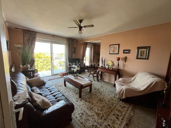 Très beau potentiel pour cet appartement lumineux de 76 m² situé au 3ème et dernier étage d'une petite copropriété bien entretenue.
Il se compose d'une entrée, séjour avec une belle terrasse de 8.45 m² salle à manger ouverte sur séjour, pouvant devenir une chambre, cuisine, 2 chambres, salle d'eau et WC.
EXPOSITION OUEST, APPERCU MER.
Une cave, un parking privatif extérieur complètent ce bien.
On a également 1 local à vélos en extérieur ainsi qu'un en intérieur.
La toiture terrasse ainsi que l'isolation ont été refaits récemment,
Les menuiseries ont été changées, la chaudière est très récente et la salle d'eau également.
Des travaux sont à prévoir.
Les charges de copropriété sont faibles car il n'y a pas d'ascenseur, les escaliers sont confortables, larges avec des demi paliers.