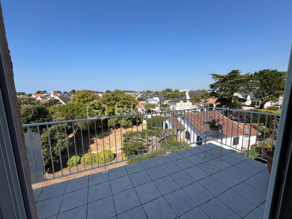 Très beau potentiel pour cet appartement lumineux de 76 m² situé au 3ème et dernier étage d'une petite copropriété bien entretenue.
Il se compose d'une entrée, séjour avec une belle terrasse de 8.45 m² salle à manger ouverte sur séjour, pouvant devenir une chambre, cuisine, 2 chambres, salle d'eau et WC.
EXPOSITION OUEST, APPERCU MER.
Une cave, un parking privatif extérieur complètent ce bien.
On a également 1 local à vélos en extérieur ainsi qu'un en intérieur.
La toiture terrasse ainsi que l'isolation ont été refaits récemment,
Les menuiseries ont été changées, la chaudière est très récente et la salle d'eau également.
Des travaux sont à prévoir.
Les charges de copropriété sont faibles car il n'y a pas d'ascenseur, les escaliers sont confortables, larges avec des demi paliers.