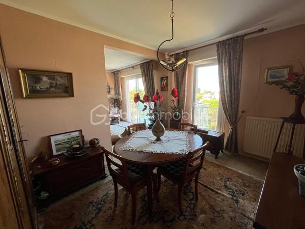 Très beau potentiel pour cet appartement lumineux de 76 m² situé au 3ème et dernier étage d'une petite copropriété bien entretenue.
Il se compose d'une entrée, séjour avec une belle terrasse de 8.45 m² salle à manger ouverte sur séjour, pouvant devenir une chambre, cuisine, 2 chambres, salle d'eau et WC.
EXPOSITION OUEST, APPERCU MER.
Une cave, un parking privatif extérieur complètent ce bien.
On a également 1 local à vélos en extérieur ainsi qu'un en intérieur.
La toiture terrasse ainsi que l'isolation ont été refaits récemment,
Les menuiseries ont été changées, la chaudière est très récente et la salle d'eau également.
Des travaux sont à prévoir.
Les charges de copropriété sont faibles car il n'y a pas d'ascenseur, les escaliers sont confortables, larges avec des demi paliers.