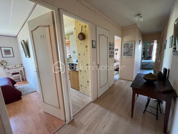 Très beau potentiel pour cet appartement lumineux de 76 m² situé au 3ème et dernier étage d'une petite copropriété bien entretenue.
Il se compose d'une entrée, séjour avec une belle terrasse de 8.45 m² salle à manger ouverte sur séjour, pouvant devenir une chambre, cuisine, 2 chambres, salle d'eau et WC.
EXPOSITION OUEST, APPERCU MER.
Une cave, un parking privatif extérieur complètent ce bien.
On a également 1 local à vélos en extérieur ainsi qu'un en intérieur.
La toiture terrasse ainsi que l'isolation ont été refaits récemment,
Les menuiseries ont été changées, la chaudière est très récente et la salle d'eau également.
Des travaux sont à prévoir.
Les charges de copropriété sont faibles car il n'y a pas d'ascenseur, les escaliers sont confortables, larges avec des demi paliers.