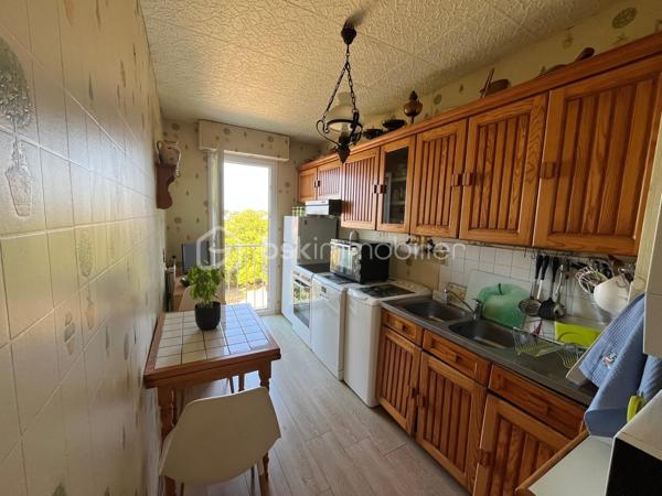 Très beau potentiel pour cet appartement lumineux de 76 m² situé au 3ème et dernier étage d'une petite copropriété bien entretenue.
Il se compose d'une entrée, séjour avec une belle terrasse de 8.45 m² salle à manger ouverte sur séjour, pouvant devenir une chambre, cuisine, 2 chambres, salle d'eau et WC.
EXPOSITION OUEST, APPERCU MER.
Une cave, un parking privatif extérieur complètent ce bien.
On a également 1 local à vélos en extérieur ainsi qu'un en intérieur.
La toiture terrasse ainsi que l'isolation ont été refaits récemment,
Les menuiseries ont été changées, la chaudière est très récente et la salle d'eau également.
Des travaux sont à prévoir.
Les charges de copropriété sont faibles car il n'y a pas d'ascenseur, les escaliers sont confortables, larges avec des demi paliers.