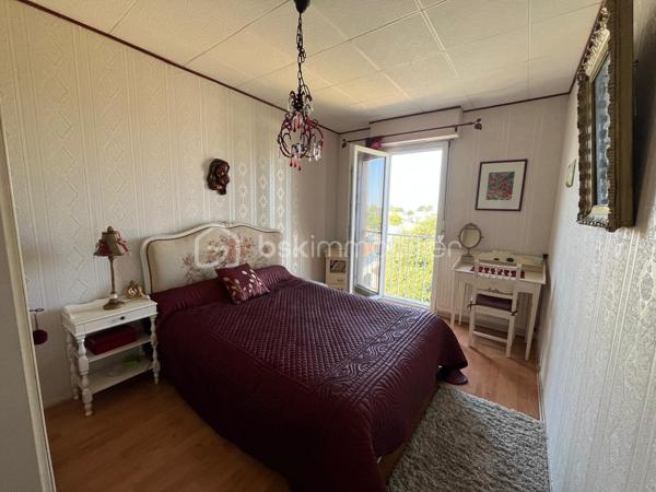 Très beau potentiel pour cet appartement lumineux de 76 m² situé au 3ème et dernier étage d'une petite copropriété bien entretenue.
Il se compose d'une entrée, séjour avec une belle terrasse de 8.45 m² salle à manger ouverte sur séjour, pouvant devenir une chambre, cuisine, 2 chambres, salle d'eau et WC.
EXPOSITION OUEST, APPERCU MER.
Une cave, un parking privatif extérieur complètent ce bien.
On a également 1 local à vélos en extérieur ainsi qu'un en intérieur.
La toiture terrasse ainsi que l'isolation ont été refaits récemment,
Les menuiseries ont été changées, la chaudière est très récente et la salle d'eau également.
Des travaux sont à prévoir.
Les charges de copropriété sont faibles car il n'y a pas d'ascenseur, les escaliers sont confortables, larges avec des demi paliers.