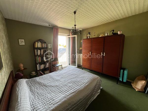 Très beau potentiel pour cet appartement lumineux de 76 m² situé au 3ème et dernier étage d'une petite copropriété bien entretenue.
Il se compose d'une entrée, séjour avec une belle terrasse de 8.45 m² salle à manger ouverte sur séjour, pouvant devenir une chambre, cuisine, 2 chambres, salle d'eau et WC.
EXPOSITION OUEST, APPERCU MER.
Une cave, un parking privatif extérieur complètent ce bien.
On a également 1 local à vélos en extérieur ainsi qu'un en intérieur.
La toiture terrasse ainsi que l'isolation ont été refaits récemment,
Les menuiseries ont été changées, la chaudière est très récente et la salle d'eau également.
Des travaux sont à prévoir.
Les charges de copropriété sont faibles car il n'y a pas d'ascenseur, les escaliers sont confortables, larges avec des demi paliers.