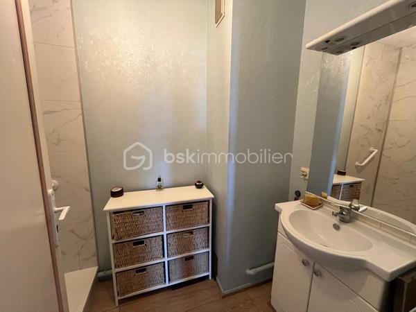 Très beau potentiel pour cet appartement lumineux de 76 m² situé au 3ème et dernier étage d'une petite copropriété bien entretenue.
Il se compose d'une entrée, séjour avec une belle terrasse de 8.45 m² salle à manger ouverte sur séjour, pouvant devenir une chambre, cuisine, 2 chambres, salle d'eau et WC.
EXPOSITION OUEST, APPERCU MER.
Une cave, un parking privatif extérieur complètent ce bien.
On a également 1 local à vélos en extérieur ainsi qu'un en intérieur.
La toiture terrasse ainsi que l'isolation ont été refaits récemment,
Les menuiseries ont été changées, la chaudière est très récente et la salle d'eau également.
Des travaux sont à prévoir.
Les charges de copropriété sont faibles car il n'y a pas d'ascenseur, les escaliers sont confortables, larges avec des demi paliers.