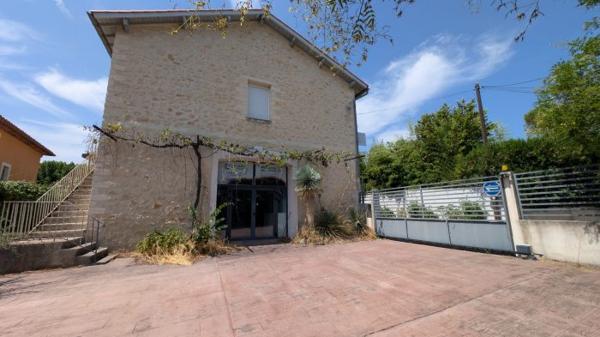 Immeuble (bureaux + appartement)