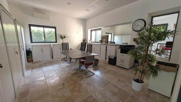 Immeuble (bureaux + appartement)