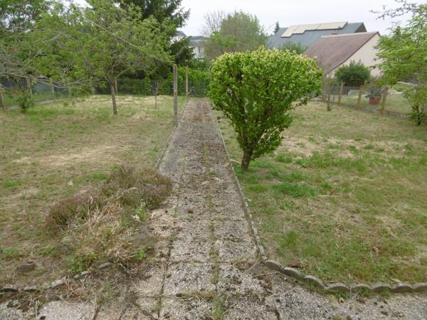 maison 94 m2 2 à 3 ch.à l'étage. Dépendance grande hauteur 65 m2 et autres. terrain 679 m2