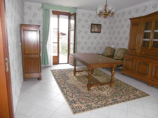 maison 94 m2 2 à 3 ch.à l'étage. Dépendance grande hauteur 65 m2 et autres. terrain 679 m2