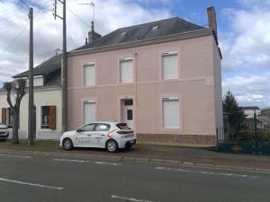 maison 94 m2 2 à 3 ch.à l'étage. Dépendance grande hauteur 65 m2 et autres. terrain 679 m2