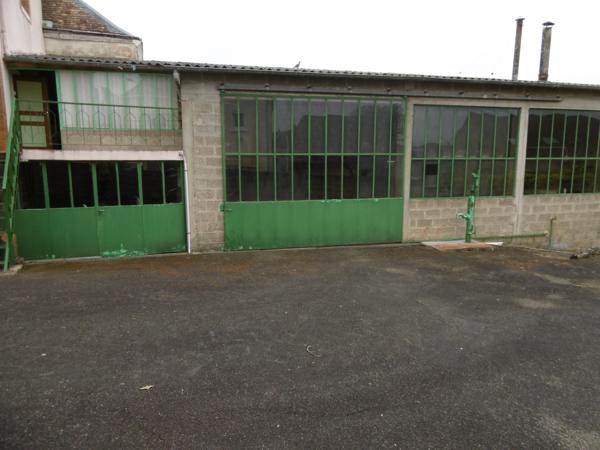 maison 94 m2 2 à 3 ch.à l'étage. Dépendance grande hauteur 65 m2 et autres. terrain 679 m2