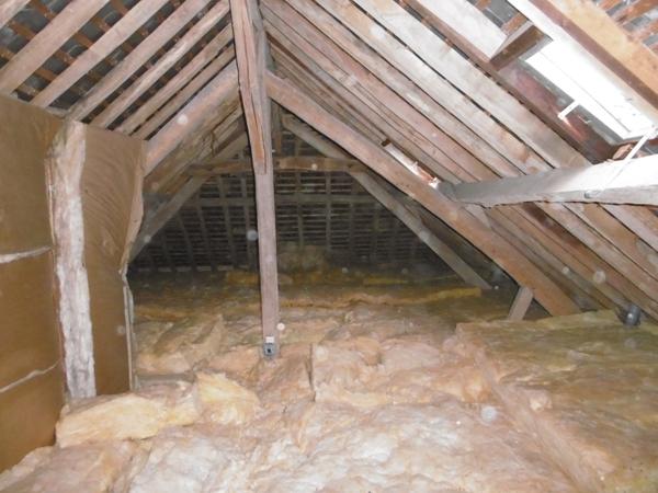 maison 94 m2 2 à 3 ch.à l'étage. Dépendance grande hauteur 65 m2 et autres. terrain 679 m2