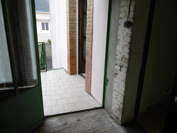 maison 94 m2 2 à 3 ch.à l'étage. Dépendance grande hauteur 65 m2 et autres. terrain 679 m2