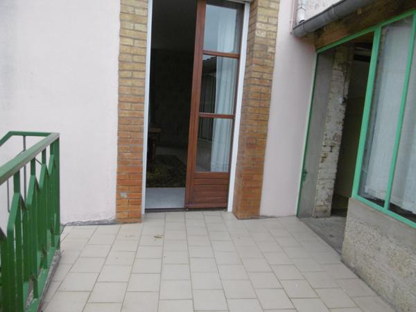 maison 94 m2 2 à 3 ch.à l'étage. Dépendance grande hauteur 65 m2 et autres. terrain 679 m2