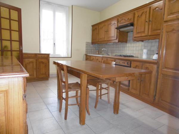 maison 94 m2 2 à 3 ch.à l'étage. Dépendance grande hauteur 65 m2 et autres. terrain 679 m2