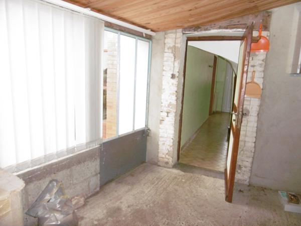 maison 94 m2 2 à 3 ch.à l'étage. Dépendance grande hauteur 65 m2 et autres. terrain 679 m2