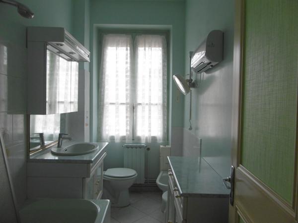 maison 94 m2 2 à 3 ch.à l'étage. Dépendance grande hauteur 65 m2 et autres. terrain 679 m2