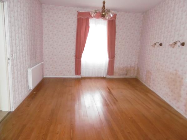 maison 94 m2 2 à 3 ch.à l'étage. Dépendance grande hauteur 65 m2 et autres. terrain 679 m2