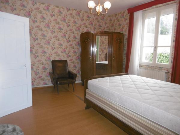 maison 94 m2 2 à 3 ch.à l'étage. Dépendance grande hauteur 65 m2 et autres. terrain 679 m2