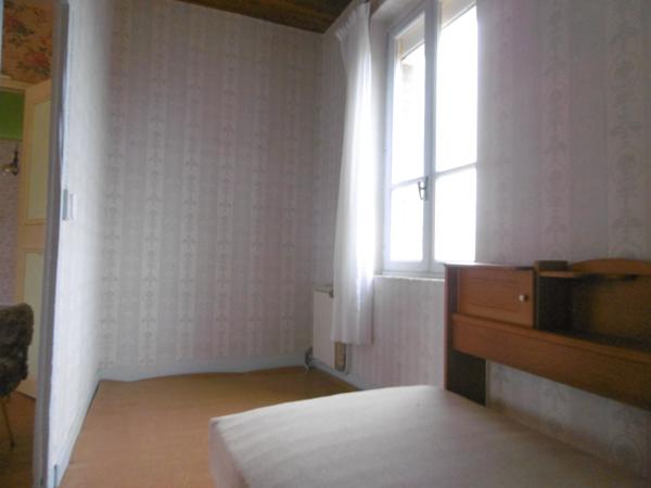 maison 94 m2 2 à 3 ch.à l'étage. Dépendance grande hauteur 65 m2 et autres. terrain 679 m2