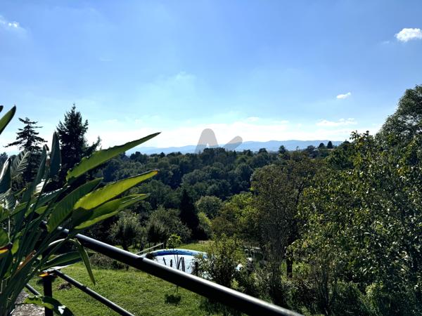 Limonest . Maison 6 chambres au calme avec vue .