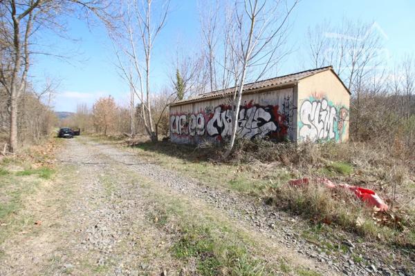 À vendre un terrain de loisir plat et boisé, de 4,4 hectares en bordure de rivière.
