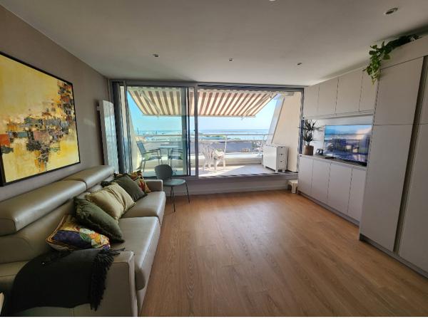 ARCACHON FACE AU PORT STUDIO MEUBLE AVEC UNE TRÈS JOLIE VUE SUR LE BASSIN