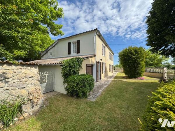 En campagne, ancien corps de ferme avec grand terrain