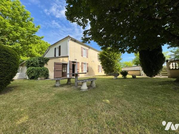 En campagne, ancien corps de ferme avec grand terrain