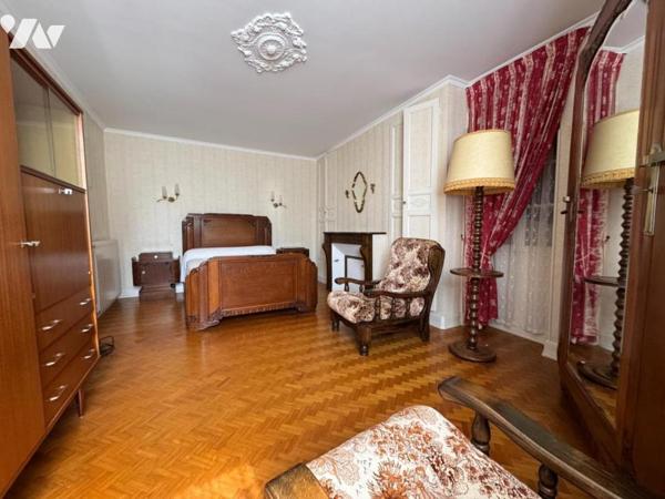 En campagne, ancien corps de ferme avec grand terrain