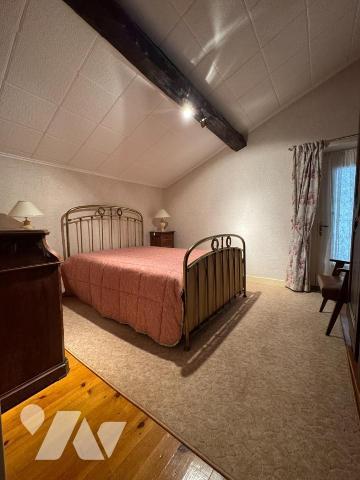 En campagne, ancien corps de ferme avec grand terrain