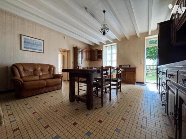 En campagne, ancien corps de ferme avec grand terrain