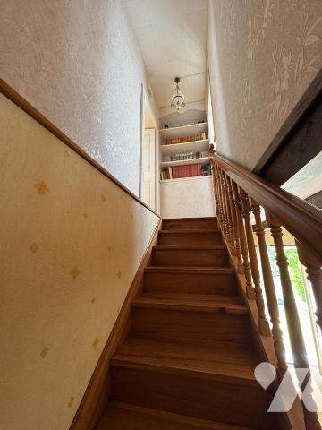 En campagne, ancien corps de ferme avec grand terrain