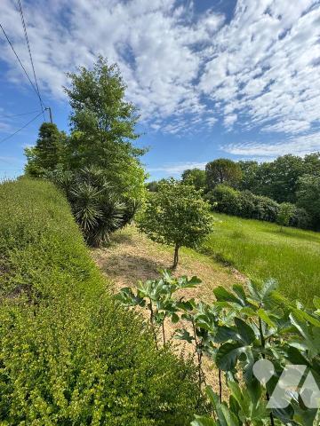 En campagne, ancien corps de ferme avec grand terrain