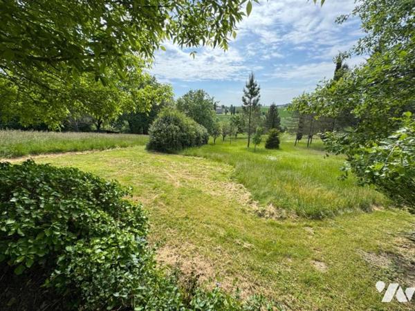 En campagne, ancien corps de ferme avec grand terrain